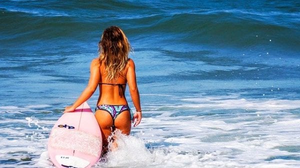 chica-surfista-playa